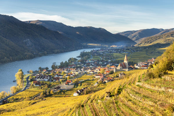 Weissenkirchen in der Wachau, Wachau, Waldviertel, Lower Austria, Austria, Europe. View from the vineyards to the village of Weissenkirchen in der Wachau