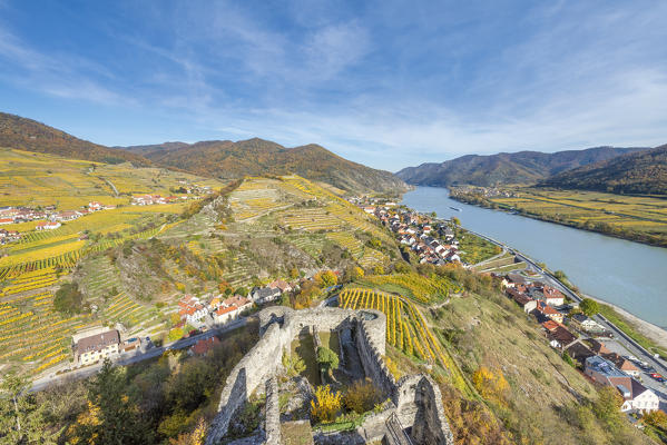 Spitz an der Donau, Wachau, Waldviertel, district of Krems, Lower Austria, Austria, Europe. View from the ruins of Hinterhaus castle to the Danube river and the village of Spitz an der Donau
