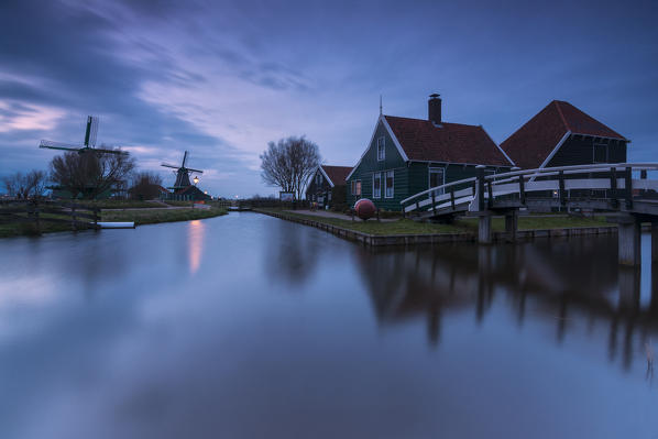 Blue Hour in Zaanse Schans, Nederlands.