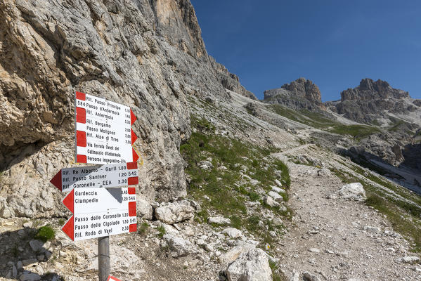 Europe, Italy, Trentino Alto Adige. Signposting CAI / SAT along the trial n.584 from the Vajolet Val, Dolomites