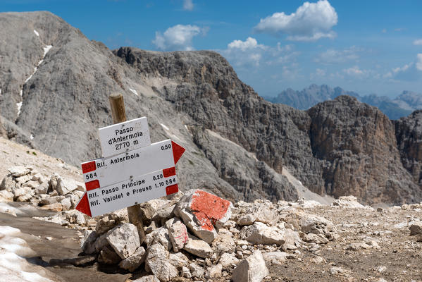 Italy, Trentino Alto Adige. Signposting CAI / SAT along the trial n.584 from the Antermoia Pass, Dolomites
