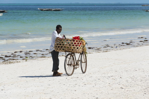 East Africa, Tanzania, Zanzibar, fruit vendor on kiwengwa beach 
