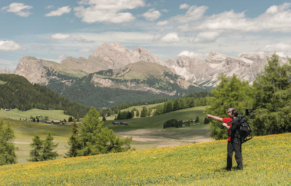 Alpe di Siusi/Seiser Alm, Dolomites, South Tyrol, Italy. Hikers on the Alpe di Siusi