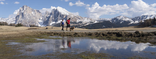 Alpe di Siusi/Seiser Alm, Dolomites, South Tyrol, Italy. Hikers on the path.