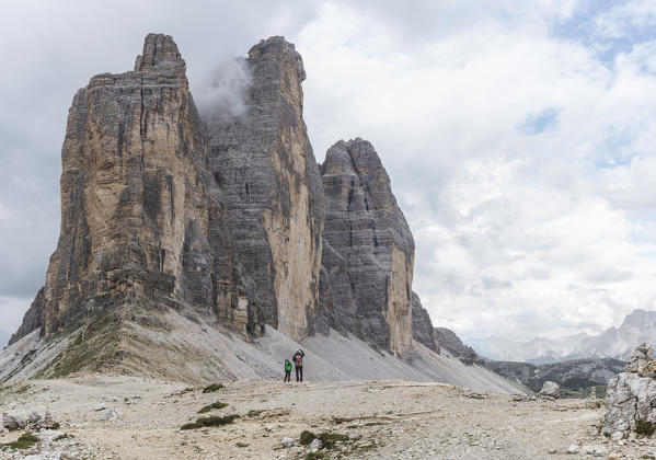 Sesto/Sexten, Dolomites, South Tyrol, province of Bolzano, Italy. Hikers admire the Tre Cime di Lavaredo/Drei Zinnen