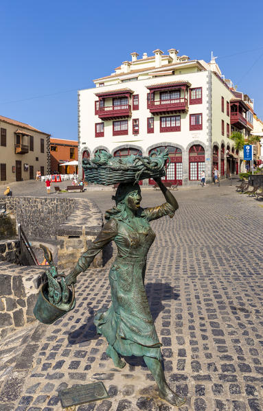 Spain,Canary Islands,Tenerife,Valle de La Orotava,Puerto de La Cruz,sculpture of the fisherwoman.
