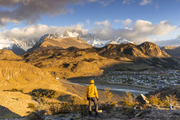 Argentina,Patagonia,Santa Cruz Province,Los Glaciares National Park,a man admire the sunrise on Fitz Roy from the Mirador de los Condores (MR)