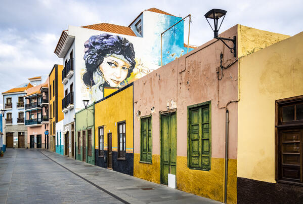 Spain,Canary Islands,Tenerife,Valle de La Orotava,Puerto de La Cruz,colourful houses of Calle Mequinez