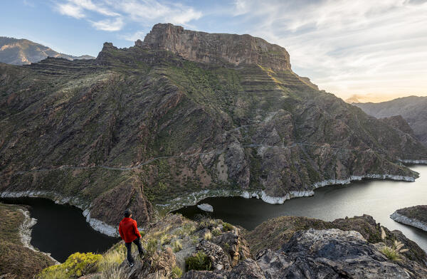 Spain, Canary Islands, Gran Canaria, Mirador del Molino, hiker admires the sunset (MR)