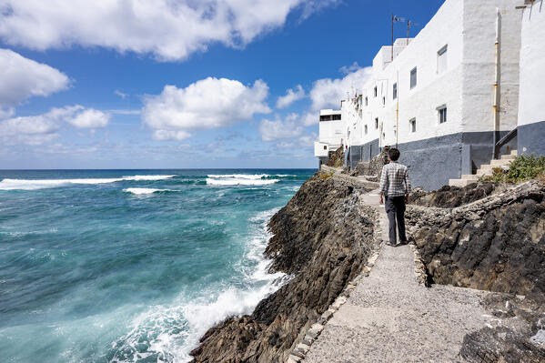 Spain, Canary Islands, Gran Canaria, a man standing on a narrow street in El Roque (MR)