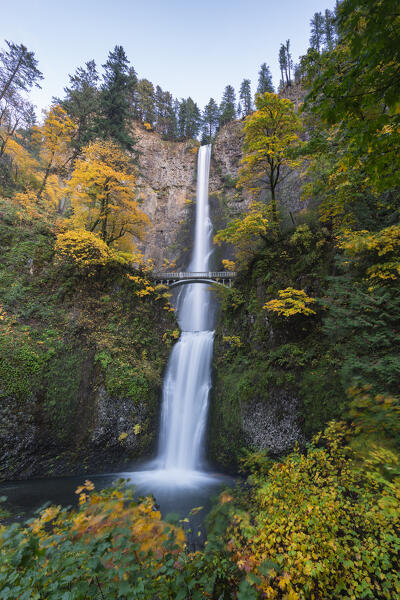 Multnomah Falls in autumn. Cascade Locks, Multnomah county, Oregon, USA.