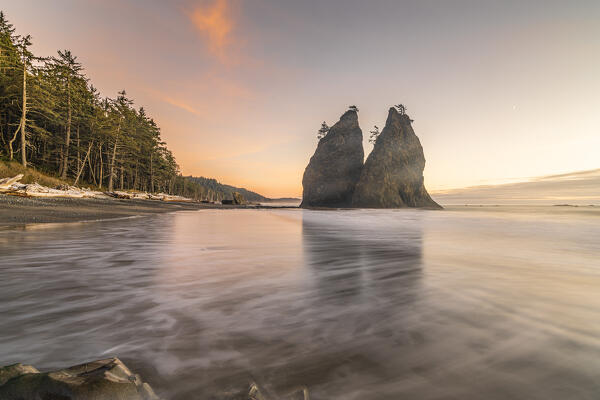Sunset at Rialto Beach. La Push, Clallam county, Washigton State, USA.