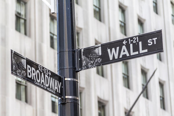 Traffic signal at Wall Street and Broadway, Manhattan, New York City, New York, USA.