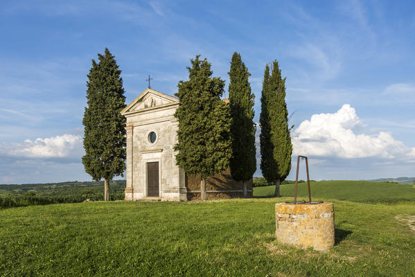 Madonna di Vitaleta chapel and its well, San Quirico d'Orcia. Orcia Valley, Siena district, Tuscany, Italy.
