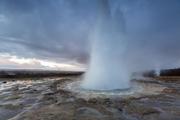 Strokkur Geyser eruption, Haukadalur Geothermal Area, Haukadalur, Arnessysla, Sudurland, Iceland, Europe