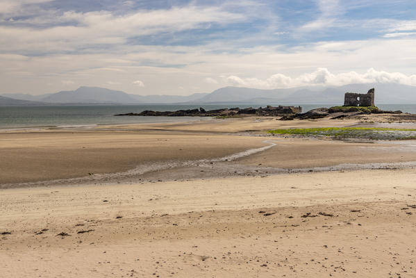 The ruins of Ballinskelligs Castle on the beach. Ballinskelligs, Co.Kerry, Munster, Ireland, Europe.