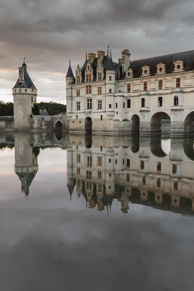 Chenonceau castle reflects itself on the Loire at sunset. Chenonceaux, Indre-et-Loire, France.