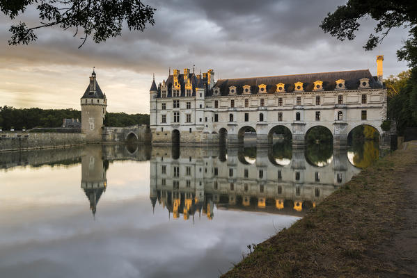 Chenonceau castle reflects itself on the Loire at sunset. Chenonceaux, Indre-et-Loire, France.