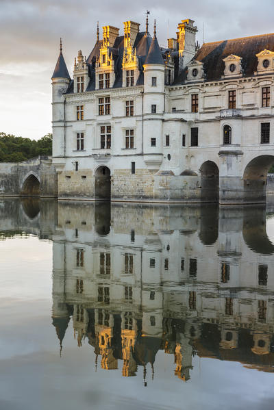 Chenonceau castle reflects itself on the Loire at sunset. Chenonceaux, Indre-et-Loire, France.