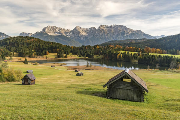 Lodges with Gerold lake and Karwendel Alps in the background. Krün, Upper Bavaria, Bavaria, Germany.