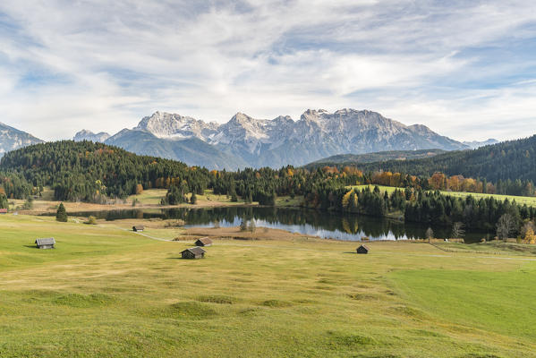 Lodges with Gerold lake and Karwendel Alps in the background. Krün, Upper Bavaria, Bavaria, Germany.