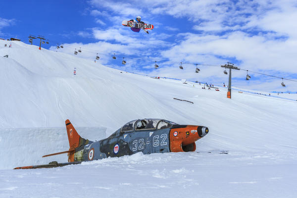 Freestyle snowboarding in the Mottolino snowpark in Livigno, Lombardy, Italy, Europe