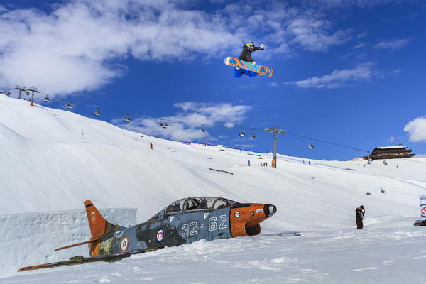 Freestyle snowboarding in the Mottolino snowpark in Livigno, Lombardy, Italy, Europe