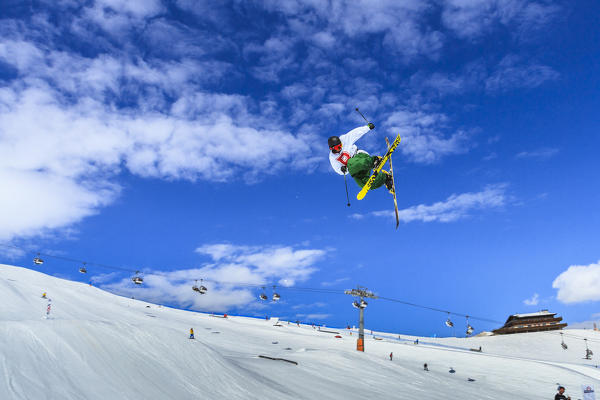 Freestyle skiing in the Mottolino snowpark in Livigno, Lombardy, Italy, Europe