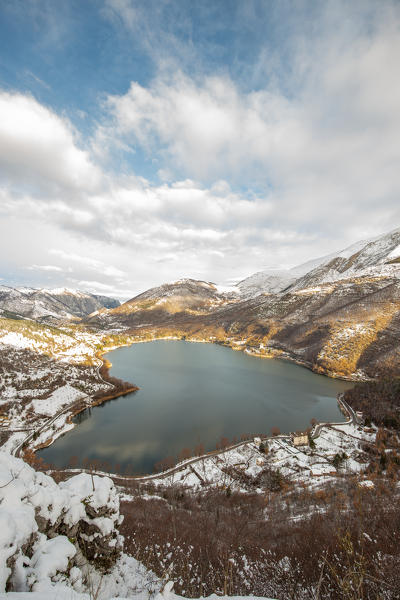 The Heart-Shaped Lake of Scanno in winter
Europe, Italy, Abruzzo, Province of L'Aquila