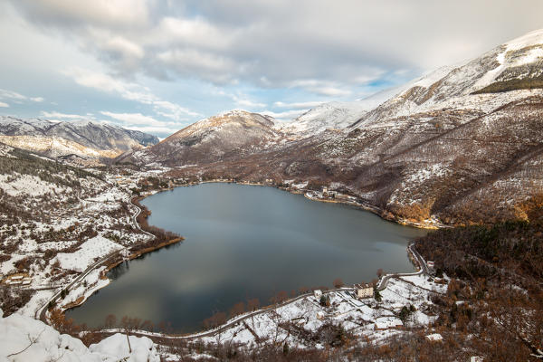 The Heart-Shaped Lake of Scanno in winter
Europe, Italy, Abruzzo, Province of L'Aquila