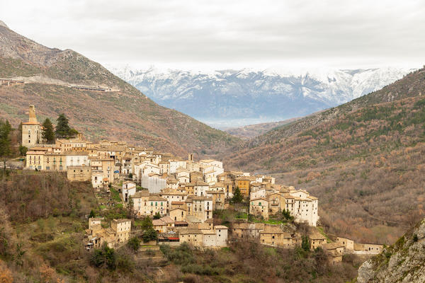 The village of Anversa degli Abruzzi and the Majella mountain in the bakground
Europe, Italy, Abruzzo, Province of L'Aquila