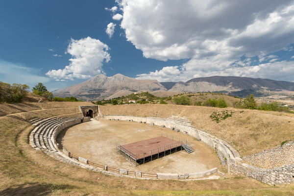 The amphitheatre of Alba Fucens
Europe, Italy, Abruzzo, Province of L'Aquila