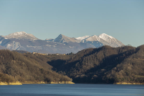 The Lake of Salto and on the background the mountains of the National Park of Sirente-Velino.
Europe, Italy, Lazio, Province of Rieti, Lake of Salto