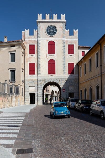 A Fiat 500 leaves the city center of Vittorio Veneto.
Europe, Italy, Veneto, Province of Treviso, Vittorio Veneto