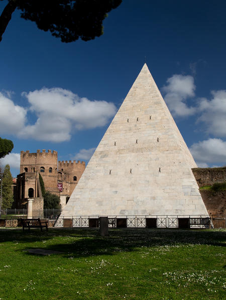 Europe, Italy, Lazio, Rome. Cestia Pyramid