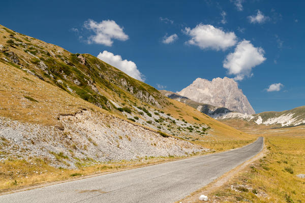 The Road to Corno Grande
Europe, Italy, Abruzzo, Province of L'Aquila, Gran Sasso e Monti della Laga National Park, Campo Imperatore