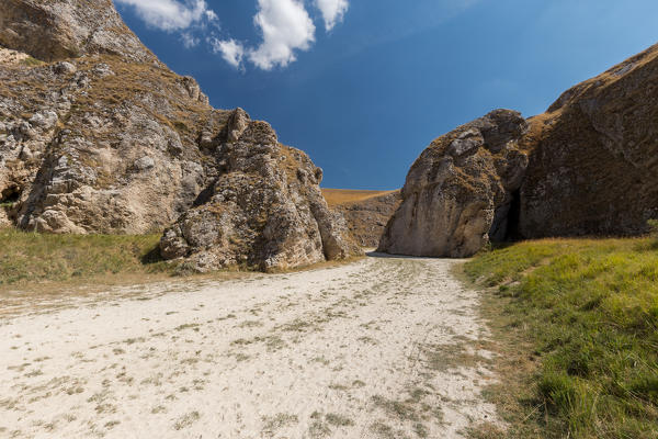 Canyon dello Scoppaturo
Europe, Italy, Abruzzo, Province of L'Aquila, Gran Sasso e Monti della Laga National Park, Campo Imperatore