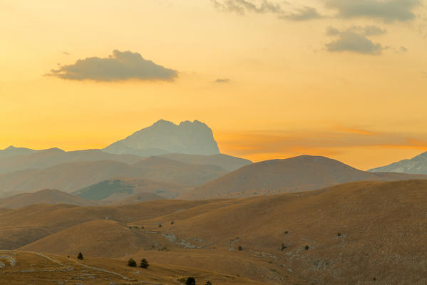 Campo Imperatore at sunset
Europe, Italy, Abruzzo, Province of L'Aquila, Gran Sasso and Monti della Laga National Park