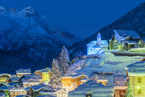 Vermiglio at dusk in winter season.
Europe, Italy, Trentino Alto Adige, Trento province, Vermiglio, Sun valley