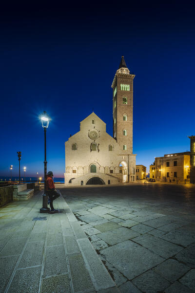 Tourist admiring the Cathedral of the Blessed Virgin Mary of the Assumption. (MR)