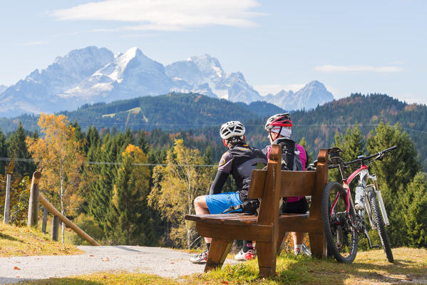 Cyclists seated to admire the Bavarian landscape
Europe, Germany, Bavaria, Krun, Mittenwald, Barmsee