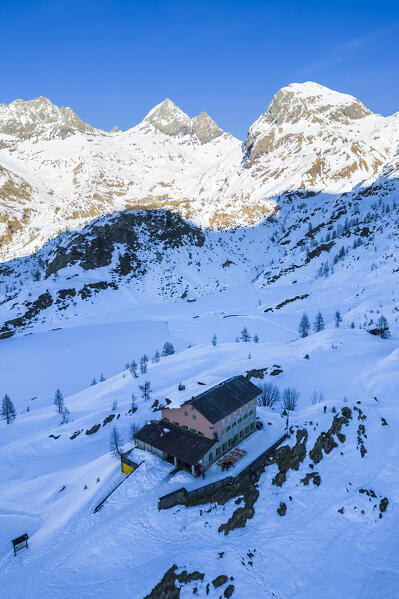 Winter view of the Calvi refuge with Pizzo del Diavolo di Tenda and Diavolino in the background. Carona, Val Brembana, Alpi Orobie, Bergamo, Bergamo Province, Lombardy, Italy, Europe.