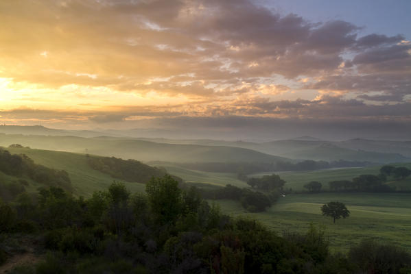 A spring sunrise at the Podere Belvedere, San Quirico d'Orcia, Val d'Orcia, Tuscany, Italy.