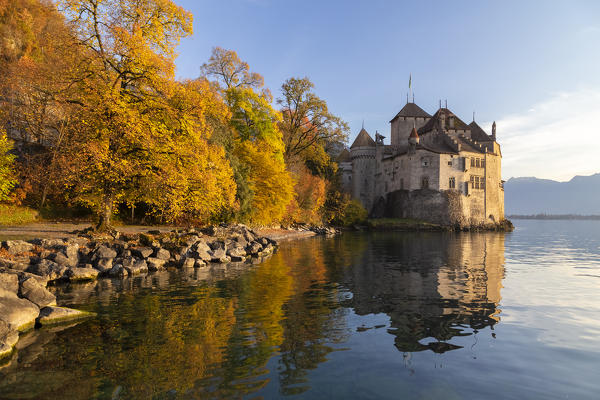 View of the Chillon castle and Lake Geneva at sunset in autumn. Veytaux, Montreux, Canton of Vaud, Switzerland.
