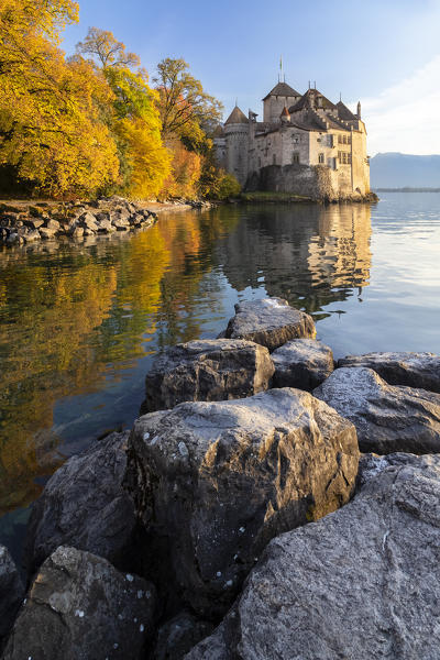 View of the Chillon castle and Lake Geneva at sunset in autumn. Veytaux, Montreux, Canton of Vaud, Switzerland.