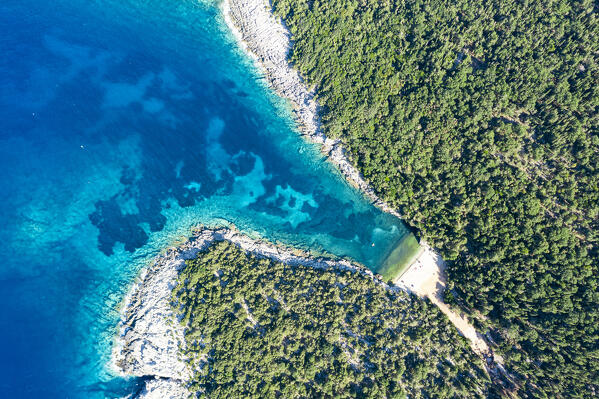 Overhead view of Dafnoudi Beach set among the turquoise sea and green lush trees, Fiskardo, Kefalonia, Ionian Islands, Greece