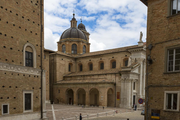 View of the arcades of Palazzo Ducale beside the Duomo from Piazza Duca Federico Urbino Province of Pesaro Marche Italy Europe