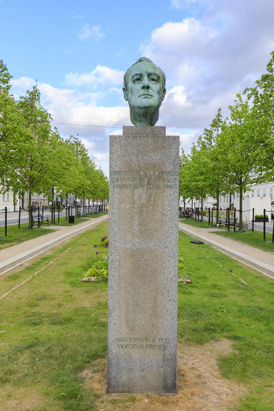 Bronze bust on pillar of Franklin D. Roosevelt, St. Ann's Square, Copenhagen, Denmark