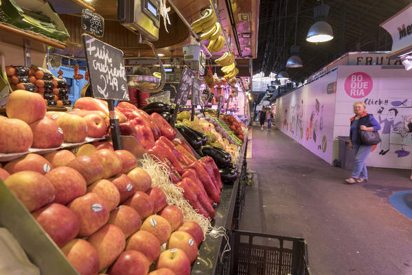 Stall of fruit and vegetables, La Boqueria Market, Ciudad Vieja, Barcelona, Catalonia, Spain