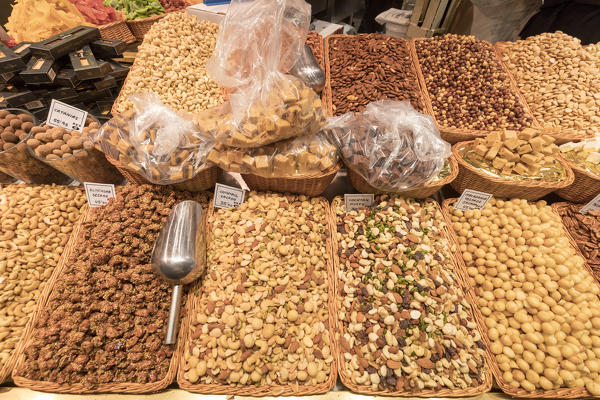Nuts and chocolate, La Boqueria Market, Ciudad Vieja, Barcelona, Catalonia, Spain